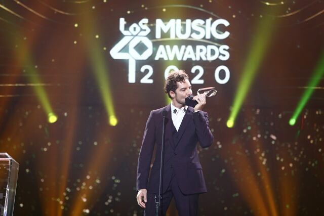 David Bisbal, besando su premio en LOS40 Music Awards 2020.