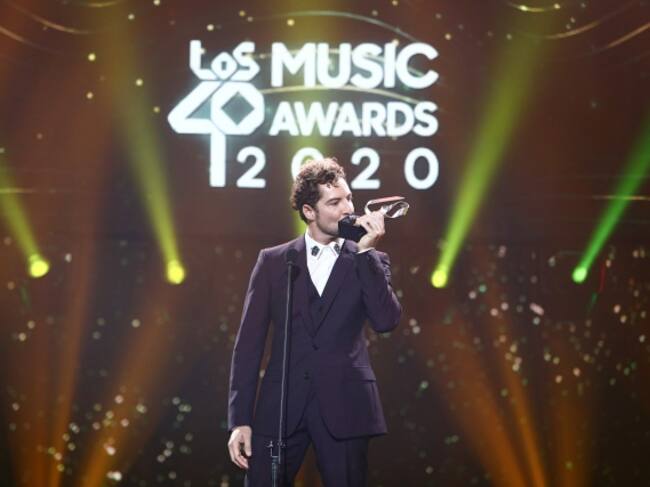 David Bisbal, besando su premio en LOS40 Music Awards 2020.
