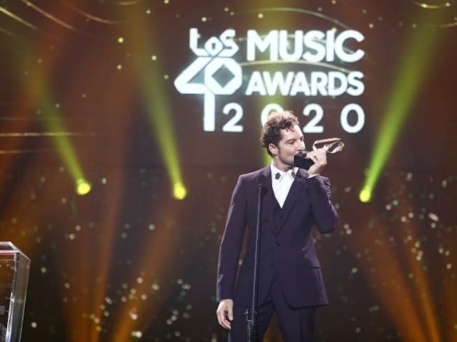 David Bisbal, besando su premio en LOS40 Music Awards 2020.