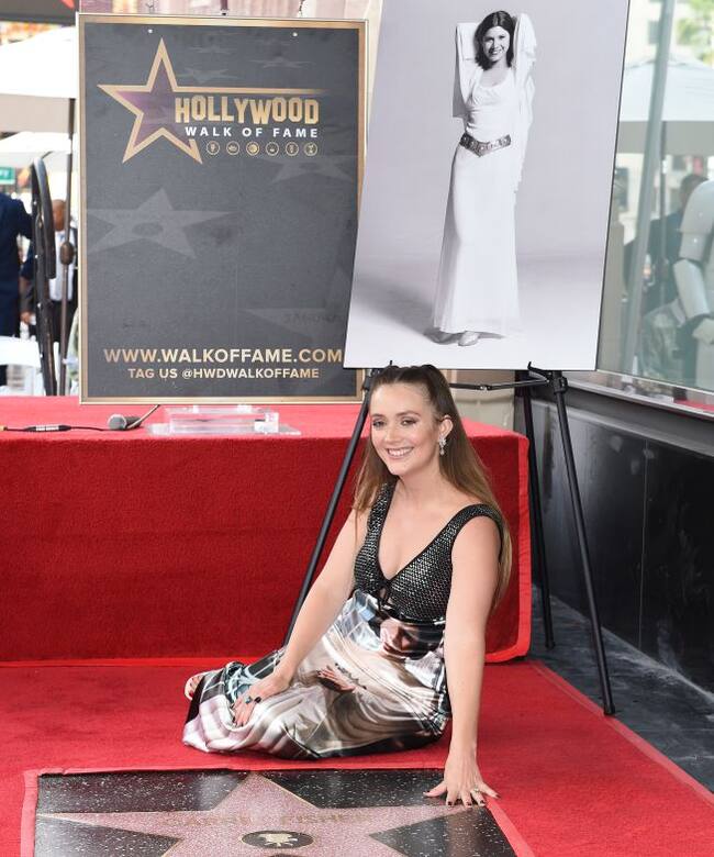 Billie Lourd posa junto a la estrella de su madre, Carrie Fisher, en el Paseo de la Fama de Hollywood. 