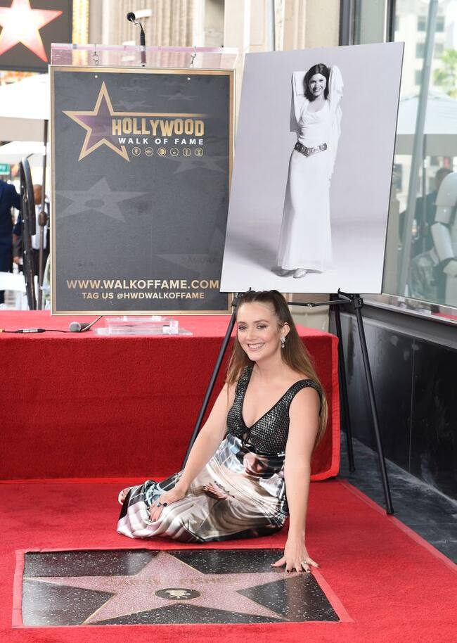 Billie Lourd posa junto a la estrella de su madre, Carrie Fisher, en el Paseo de la Fama de Hollywood.