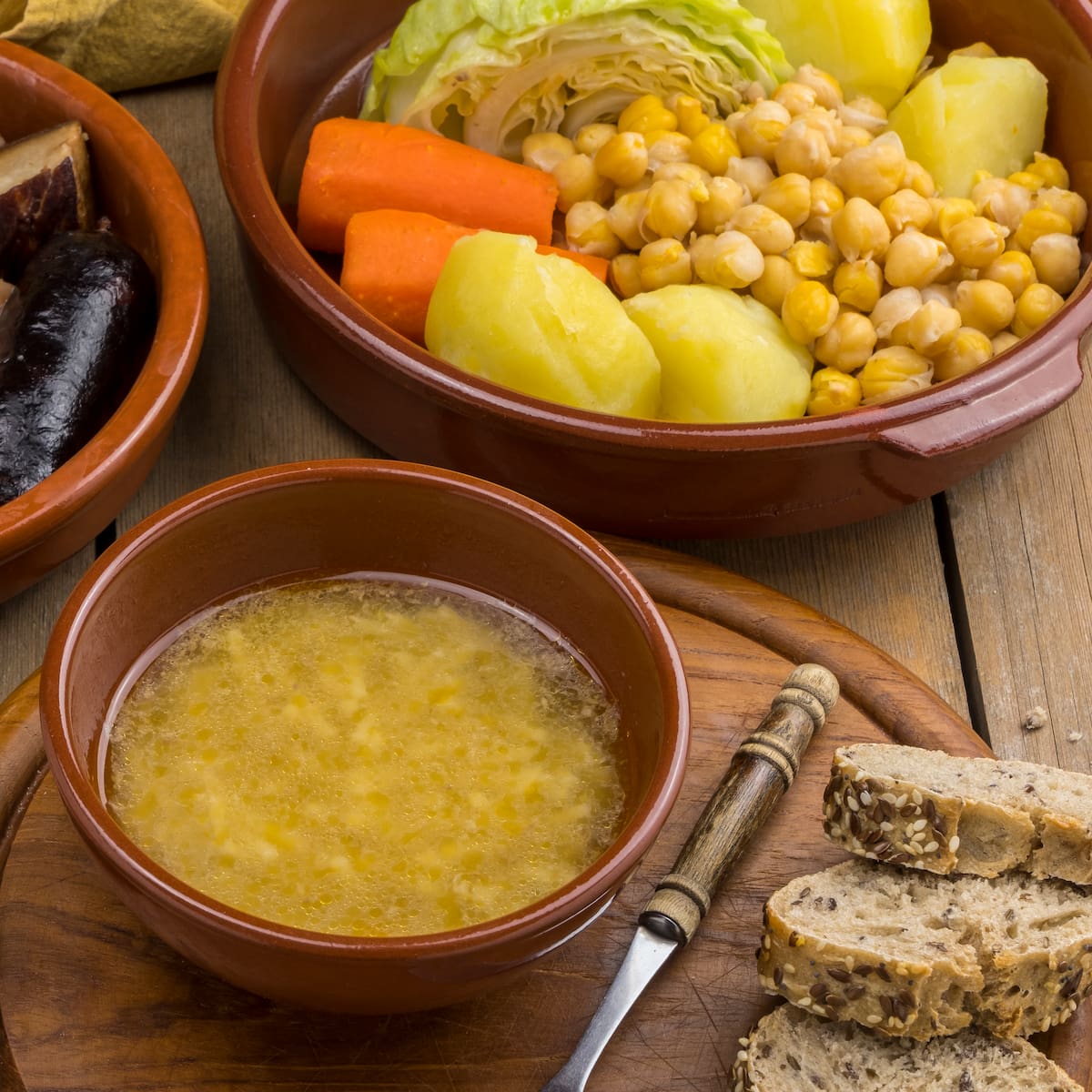 Cocido gratis en pleno centro de Madrid: cuándo lo reparten y dónde recogerlo