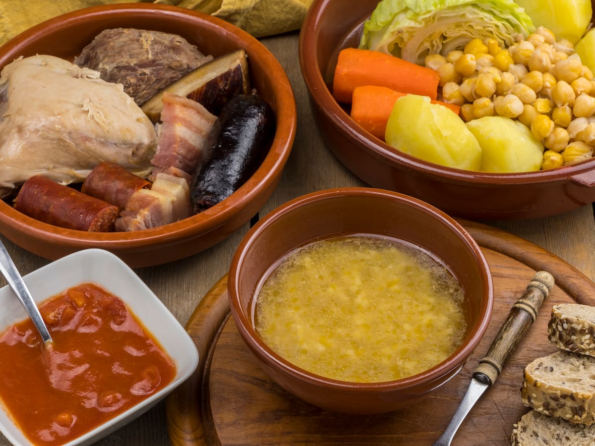 Cocido gratis en pleno centro de Madrid: cuándo lo reparten y dónde recogerlo