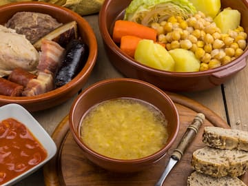 Cocido gratis en pleno centro de Madrid: cuándo lo reparten y dónde recogerlo