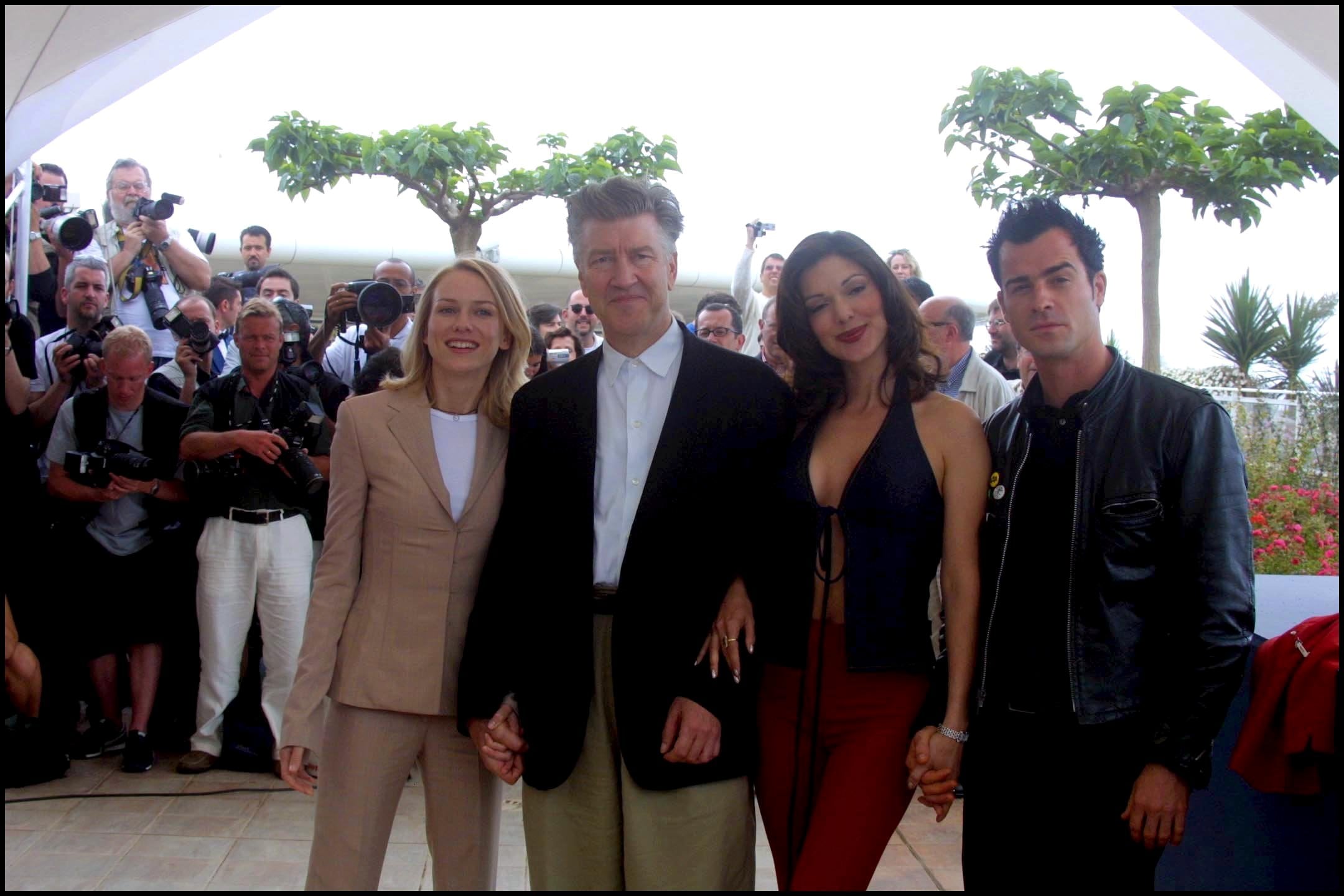 Naomi Watts, David Lynch, Laura Elena Harring y,Justin Theroux en el festival de Cannes en 2001 presentando &#039;Mullholland Drive&#039;. / Pool BENAINOUS/DUCLOS/Gamma-Rapho via Getty