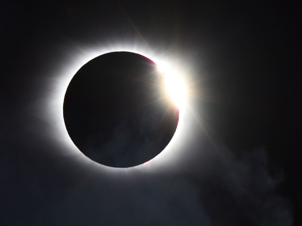 10 rituales para el Eclipse solar 2026 para atraer amor, salud dinero y buena suerte