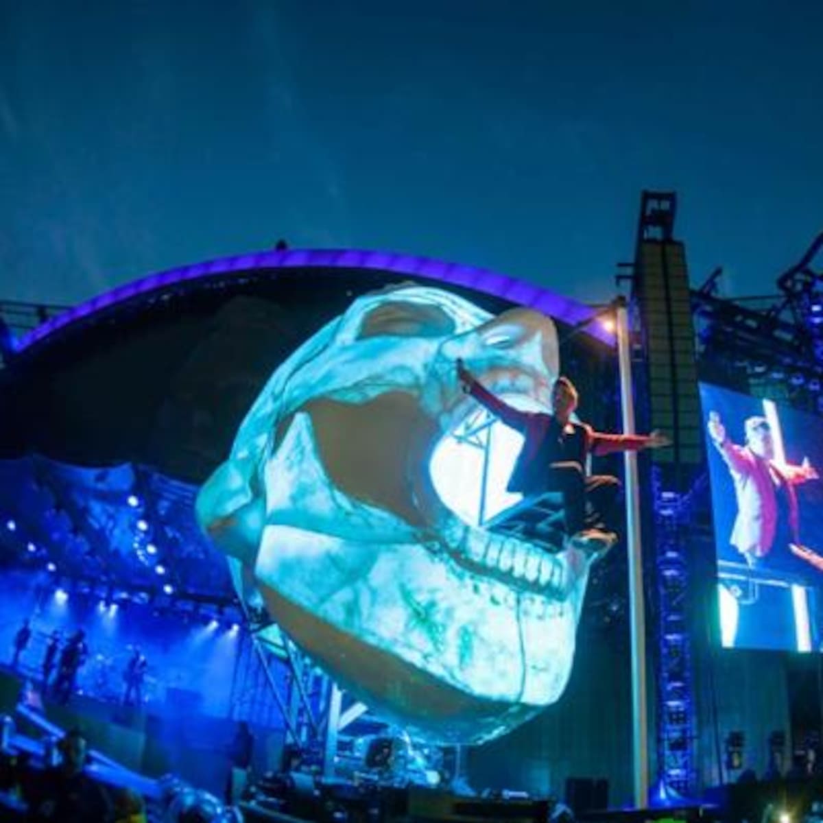 Robbie Williams Take The Crown Stadium Tour 2013