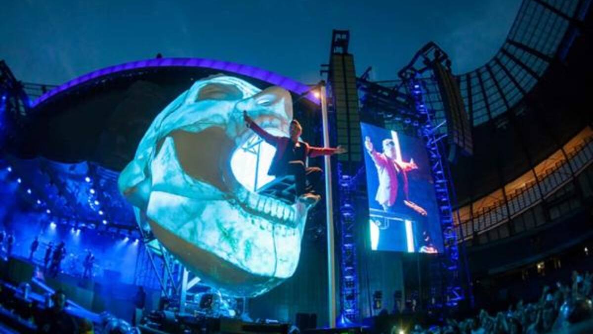 Robbie Williams Take The Crown Stadium Tour 2013