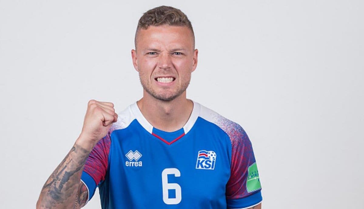 Ragnar Sigurðsson - El jugador de Islandia se llevó todas las miradas por su juego y su belleza.