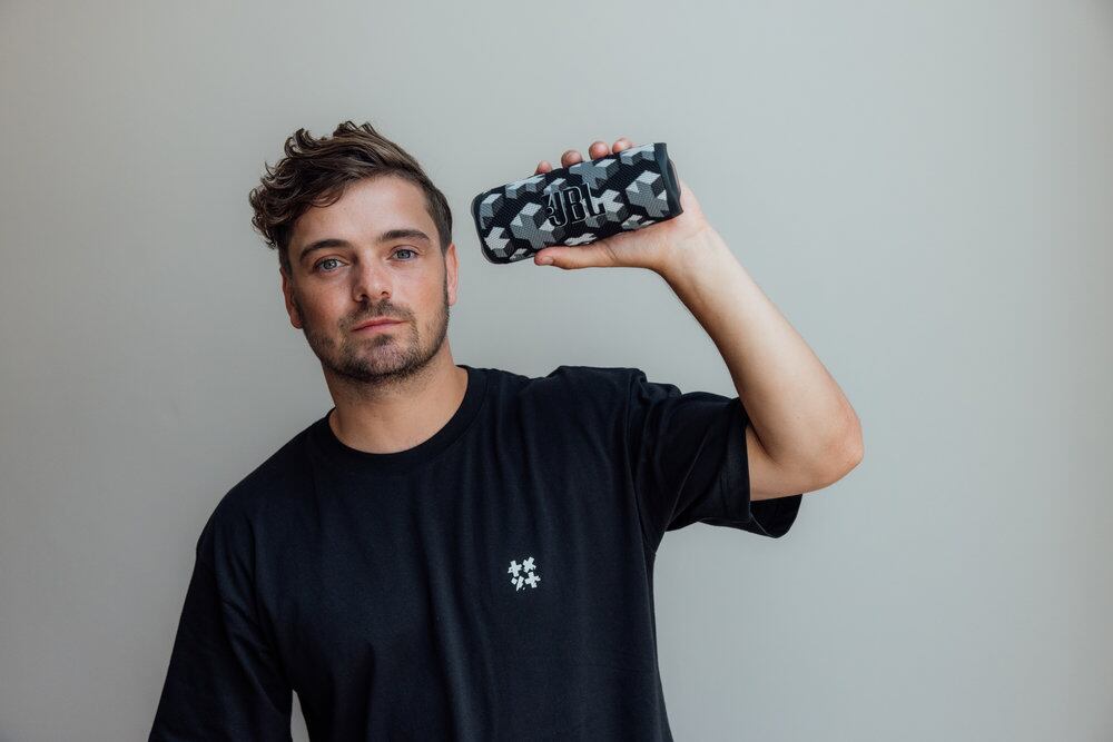 Martin Garrix con el JBL Flip 6 diseñado por él