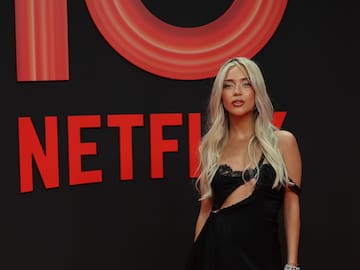Los mejores vestidos y estilismos de la alfombra roja del 10º aniversario de Netflix con un dress code muy claro
