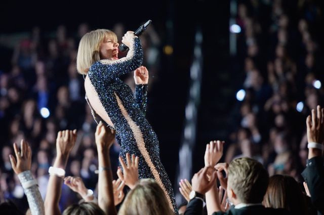 Taylor Swift, dándolo todo sobre el escenario.