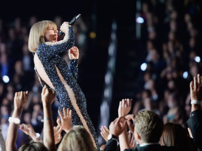 Taylor Swift, dándolo todo sobre el escenario.