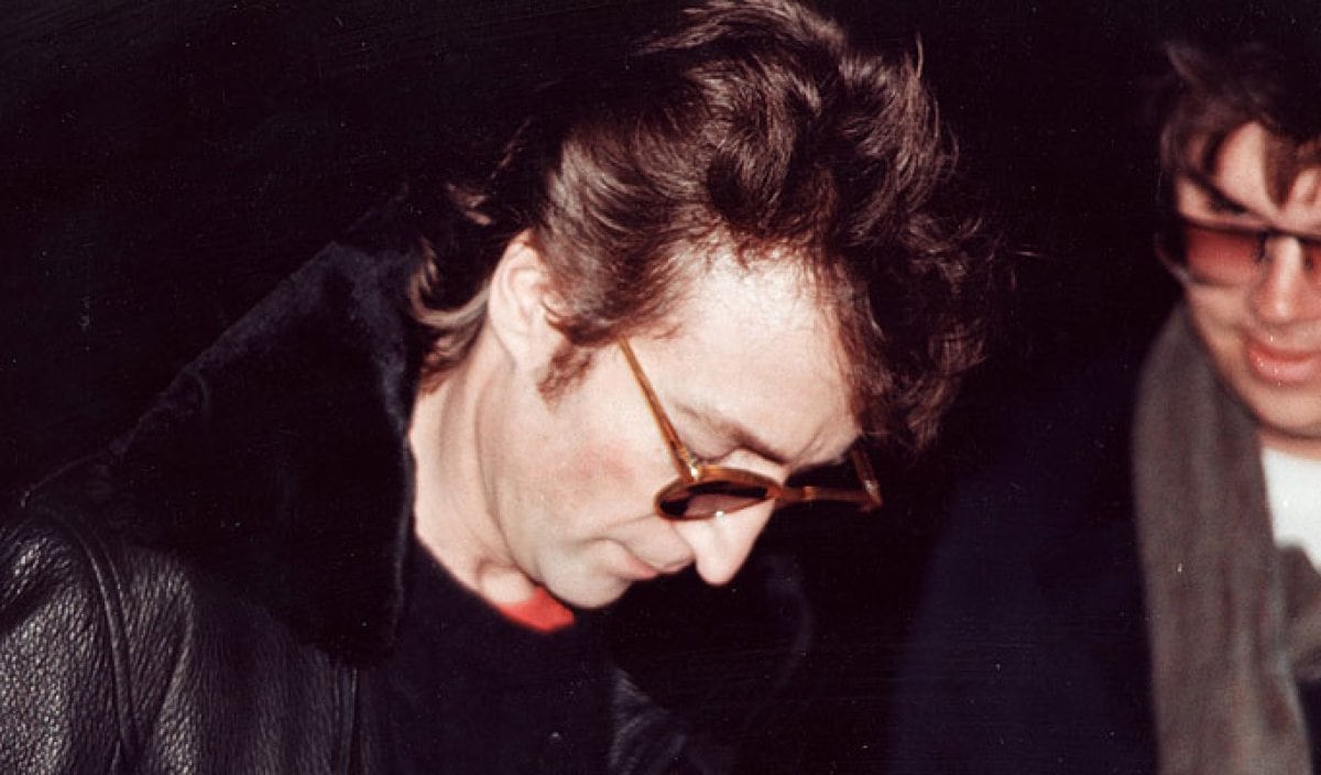 John Lennon firma un autógrafo a Marc David Chapman, el &quot;fanático&quot; que horas después ocasionaría su muerte.