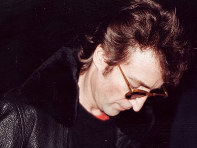 John Lennon firma un autógrafo a Marc David Chapman, el &quot;fanático&quot; que horas después ocasionaría su muerte.