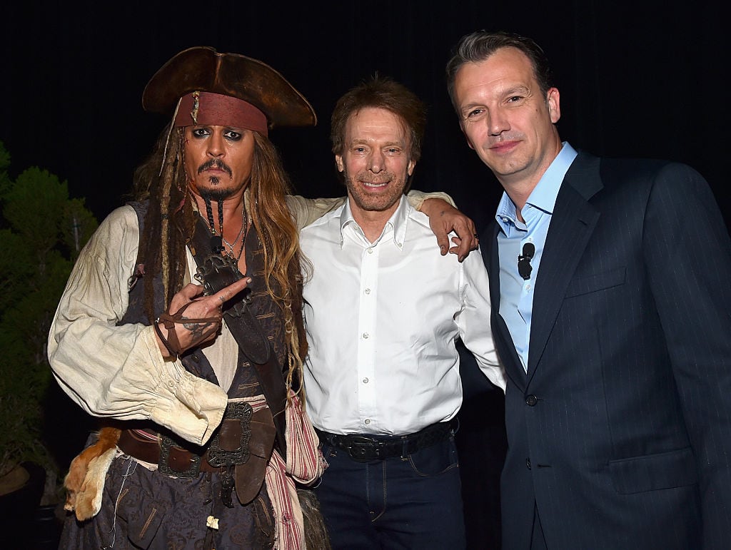 Johnny Depp, junto al productor Jerry Bruckheimer y el Presidente de Walt Disney Studios, Sean Bailey