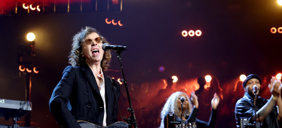 LOS ÁNGELES, CALIFORNIA - 8 DE NOVIEMBRE: Beck actúa en el escenario durante la ceremonia de incorporación al Salón de la Fama del Rock & Roll de 2025, celebrada en el Peacock Theater el 8 de noviembre de 2025 en Los Ángeles, California. (Foto de Kevin Mazur/Kevin Mazur/Getty Images para RRHOF)
