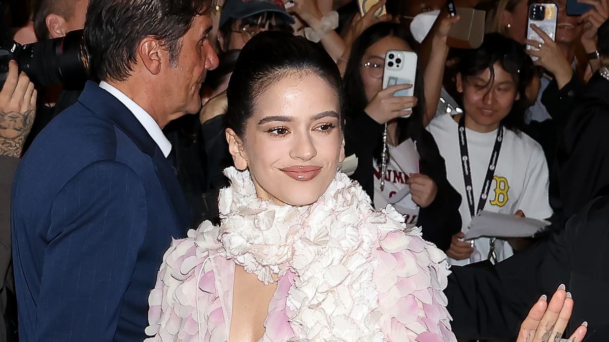 Rosalía rompe las normas en el desfile de YSL: ¿por qué ella puede ir vestida de Dior?