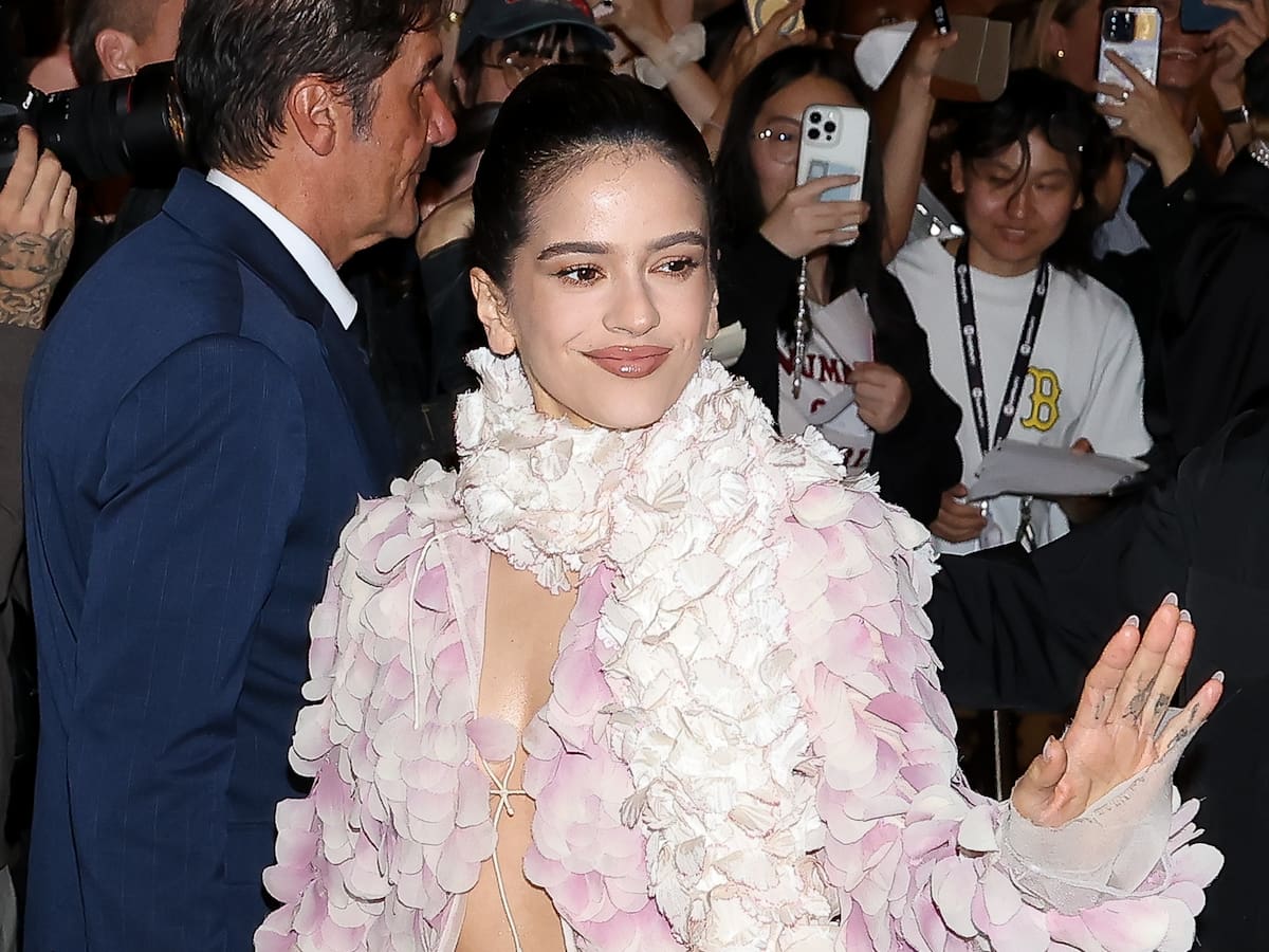 Rosalía rompe las normas en el desfile de YSL: ¿por qué ella puede ir vestida de Dior?