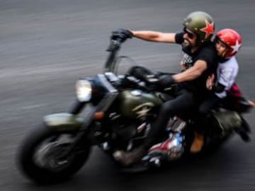Captan a Eiza González y Jason Momoa en romántico paseo en moto