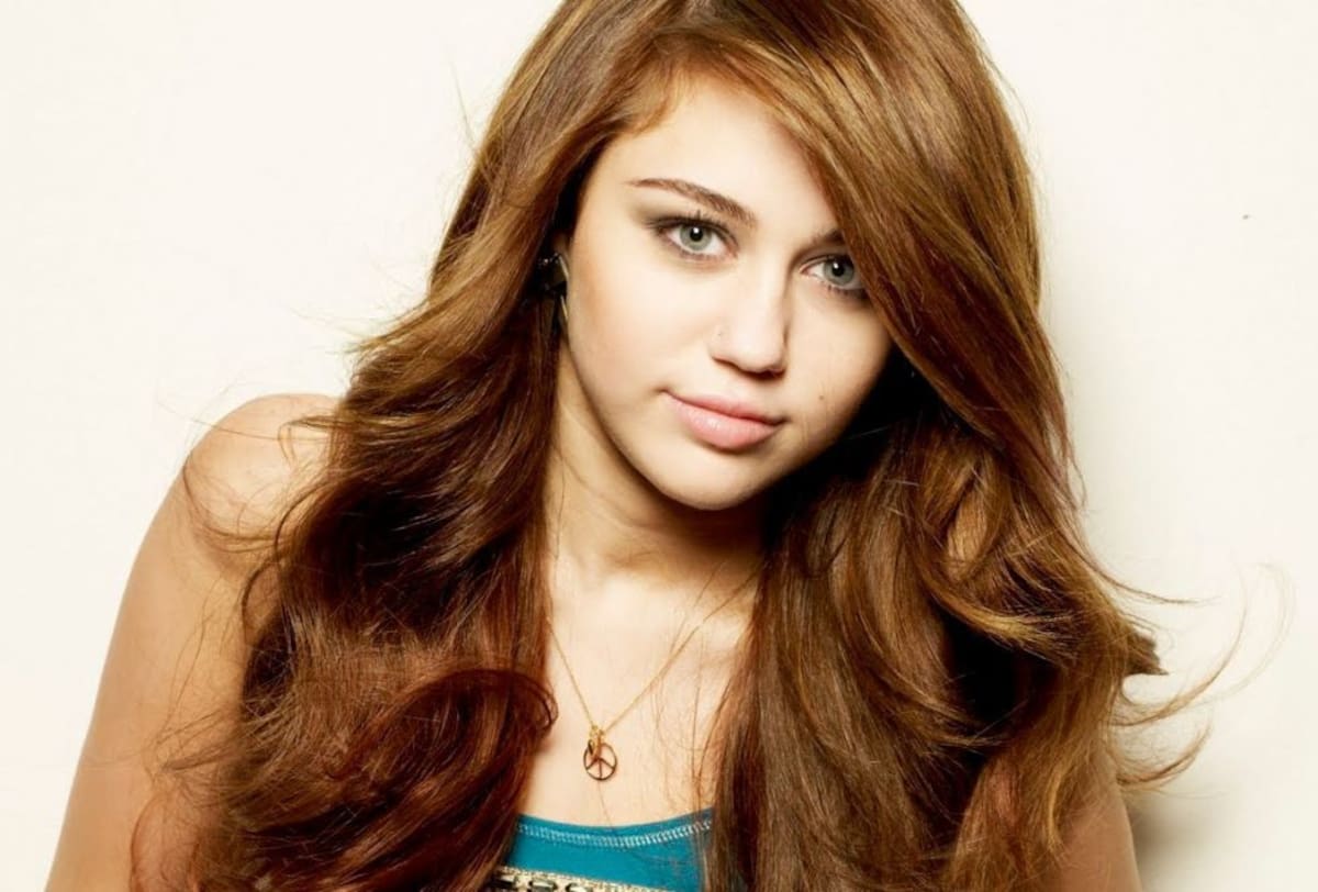 Aunque ella haya hecho lo imposible para que olvidemos sus orígenes, el primer Número 1 de Miley Cyrus fue recién salida del mundo Disney con el disco Hannah Montana 2: Meet Miley Cyrus solo tenía 14 añitos.