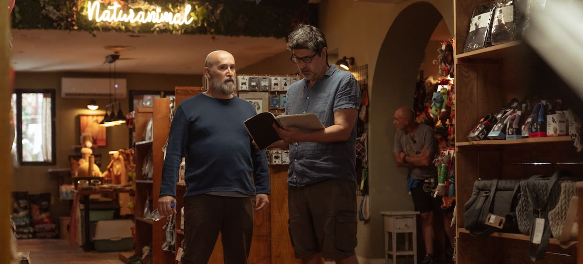 Javier Cámara y Cesc Gay en el rodaje de '53 Domingos'. / Manolo Pavón/Netflix © 2025