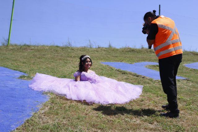 Quinceañera hace su sesión de fotos en el trabajo de su papá, un basurero