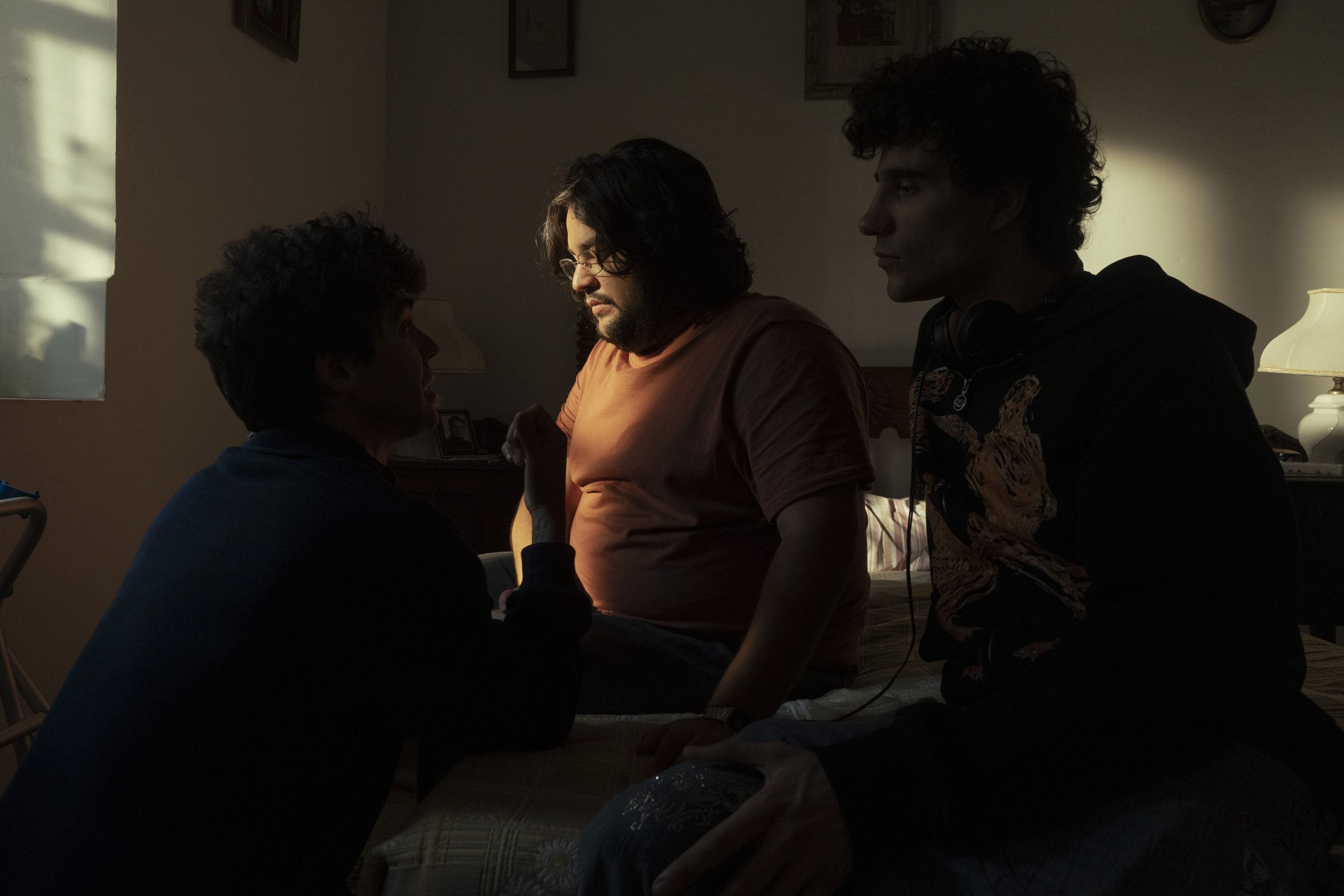 Los Javis y Carlos González en el rodaje de 'La Bola Negra'. / Suma Content - Carla Oset