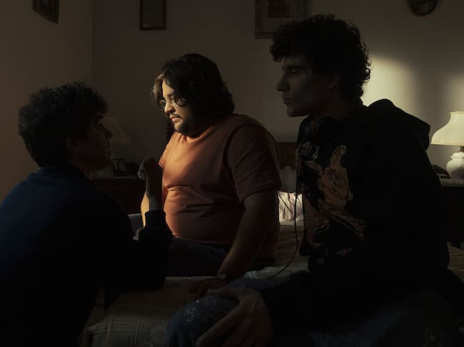Los Javis y Carlos González en el rodaje de 'La Bola Negra'. / Suma Content - Carla Oset