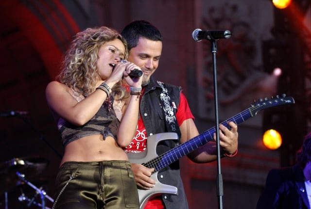 Shakira y Alejandro Sanz, durante un show en La puerta de Alcalá en Madrid en 2005, la época de La Tortura.