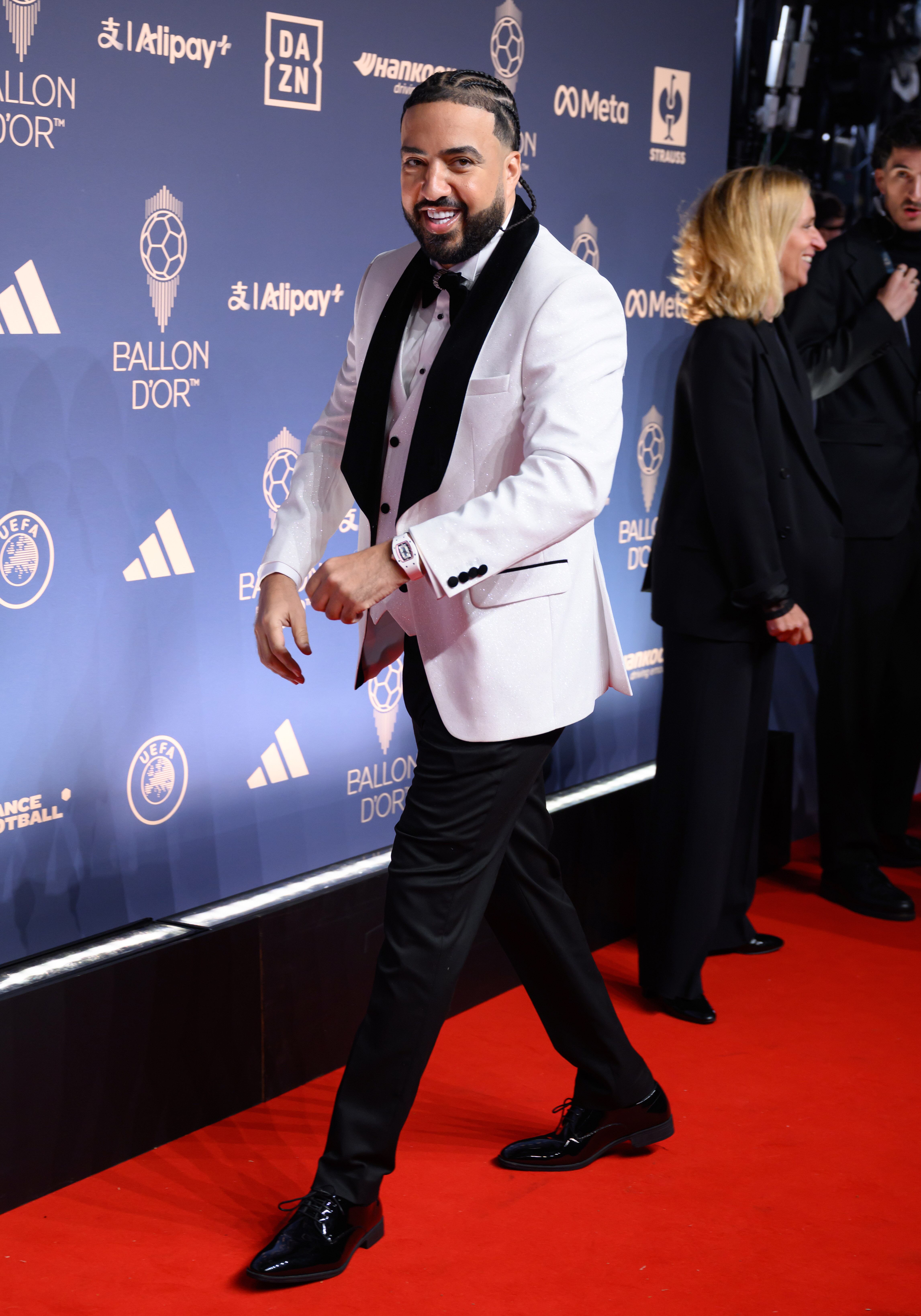 French Montana posa a su llegada a la 70ª edición del Balón de Oro.