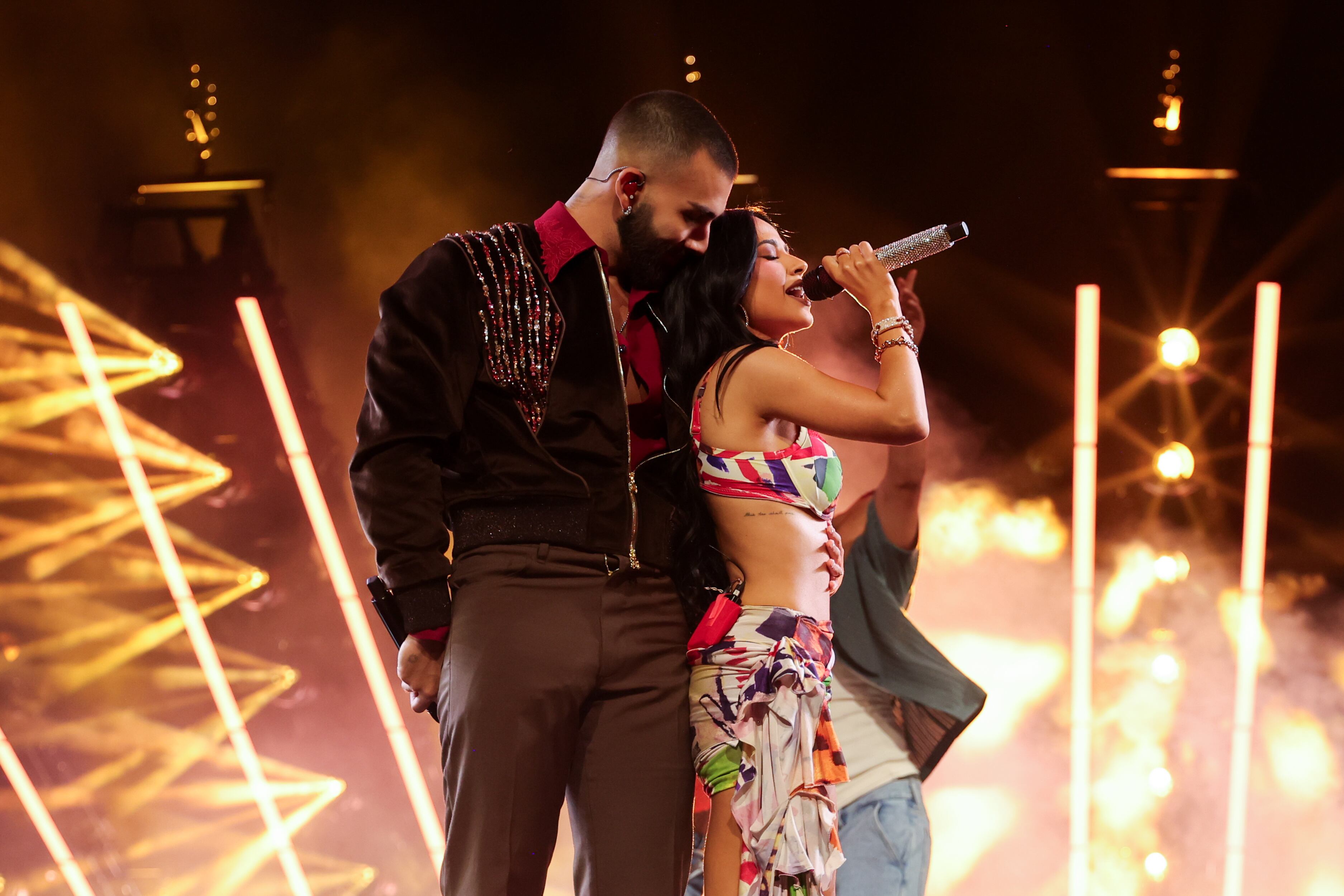 Becky G y Manuel Turizo en los American Music Awards 2025