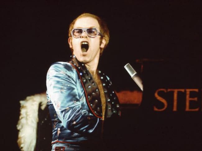 Elton John durante un concierto.