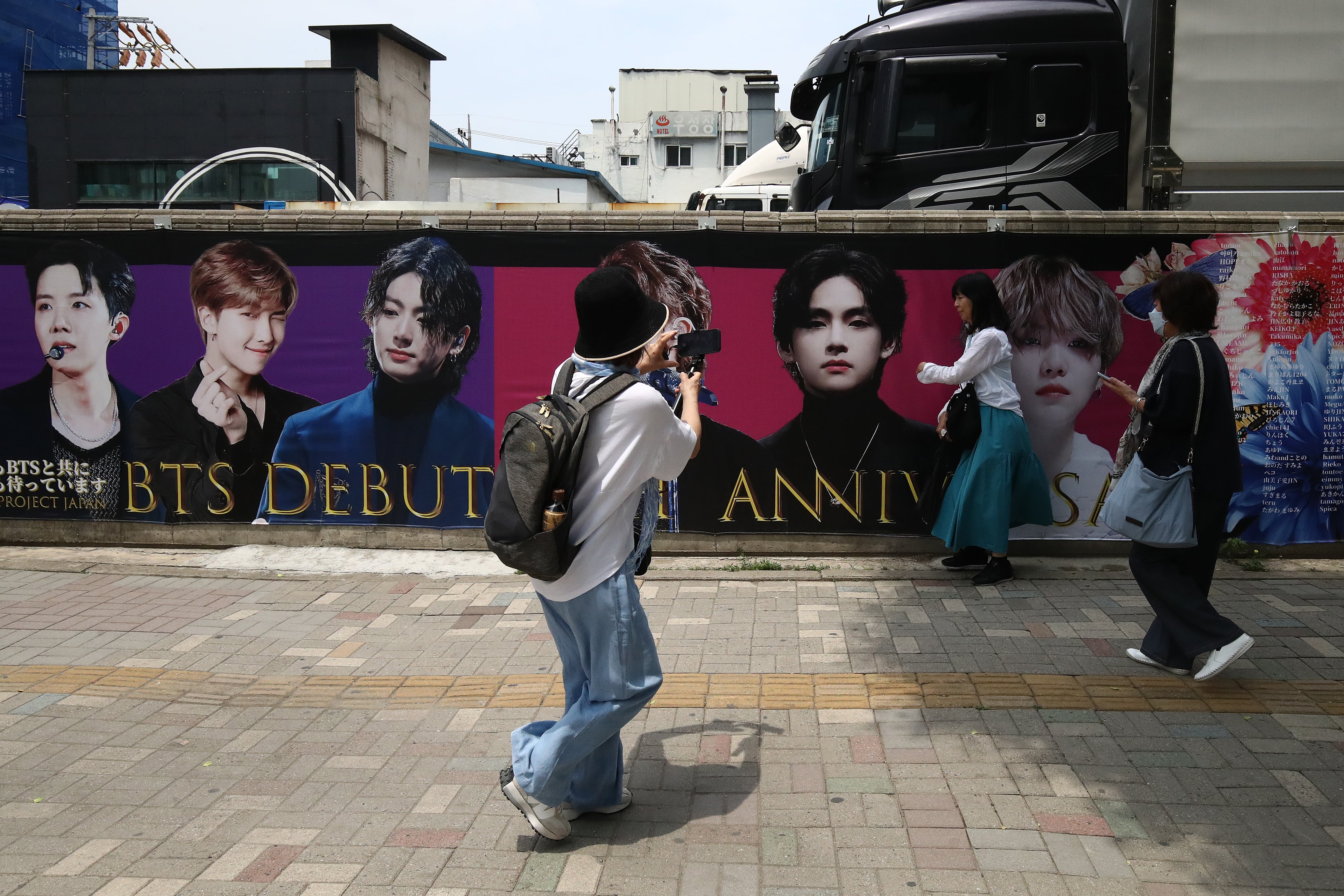 Fans celebran el décimo aniversario de BTS en Seúl / Chung Sung-Jun (Getty Images)