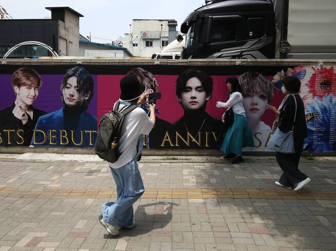 Fans celebran el décimo aniversario de BTS en Seúl / Chung Sung-Jun (Getty Images)