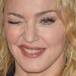 Madonna exige que le besen los pies