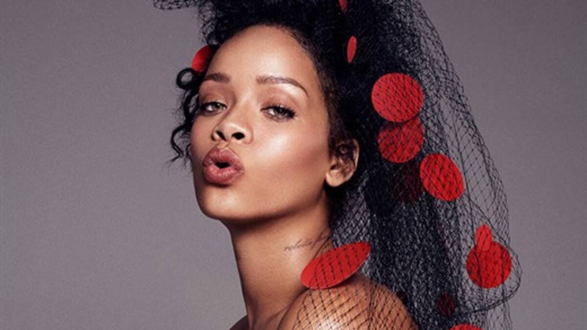 Rihanna muestra todo