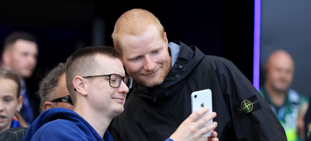 Ed Sheeran y un fan a la salida de un partido de la Sky Bet Championship.