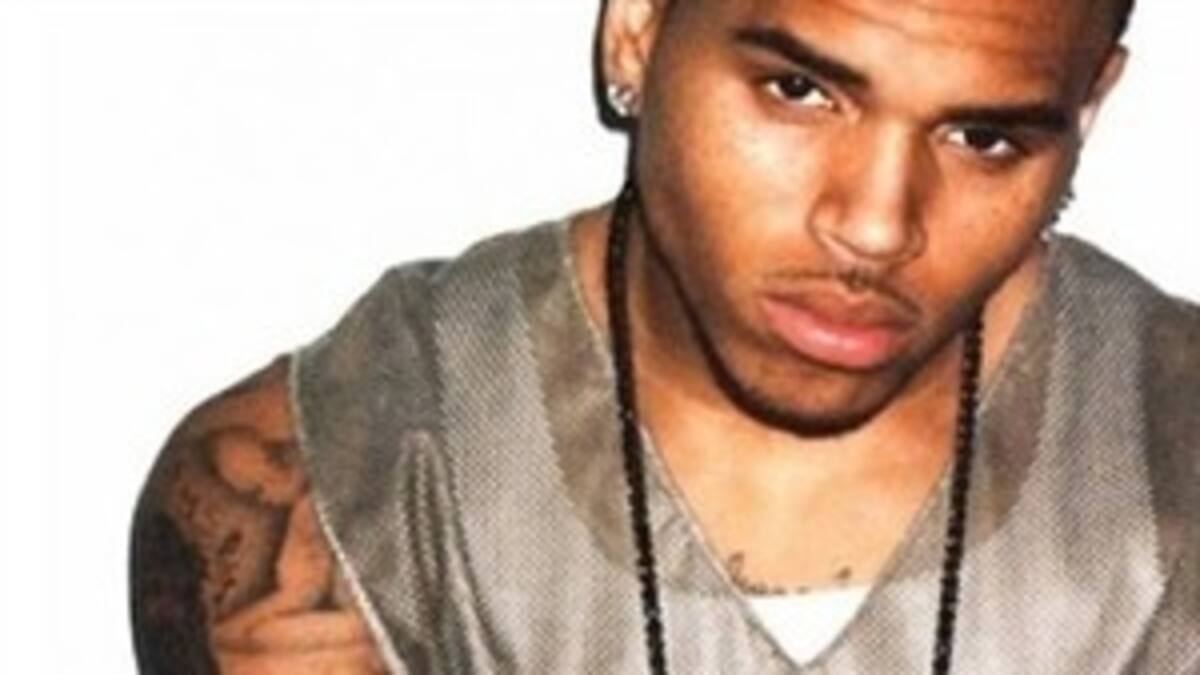 Espectacular caída de Chris Brown sobre el escenario