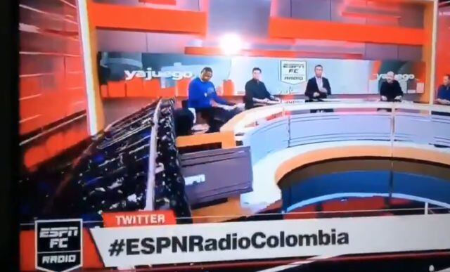 Pantalla gigante cae sobre conductor el programa en vivo