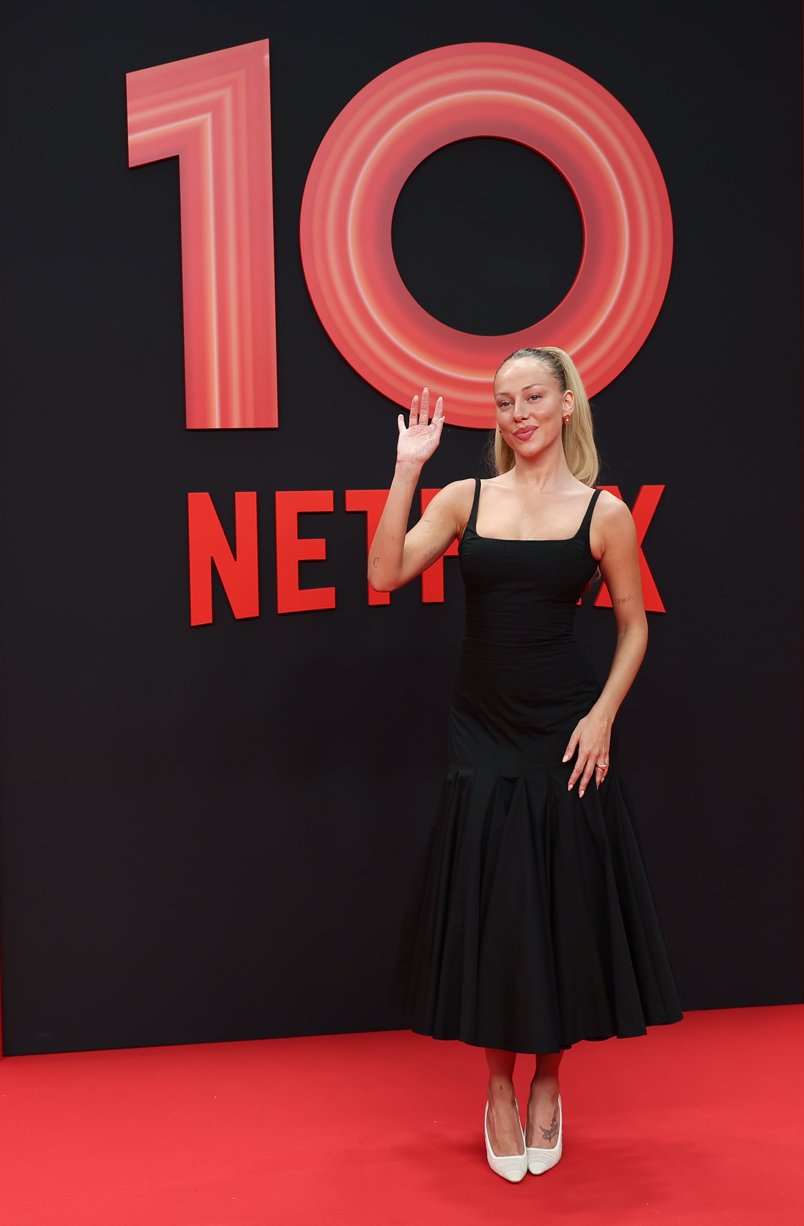 Impecable y sencilla, Ester Expósito con su vestido negro con falda con volumen. No nos extraña que Dani Martín le dedicara una canción.