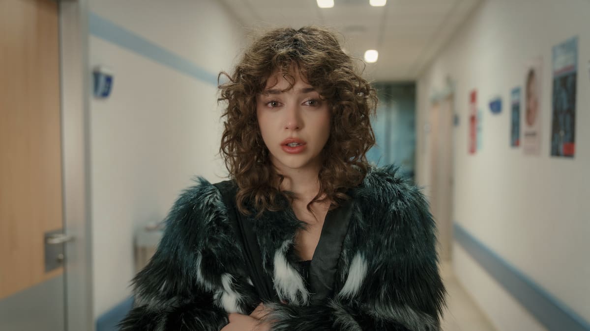 Ana Mena, morena y con rizos: el cambio radical de la cantante para 'Furia'