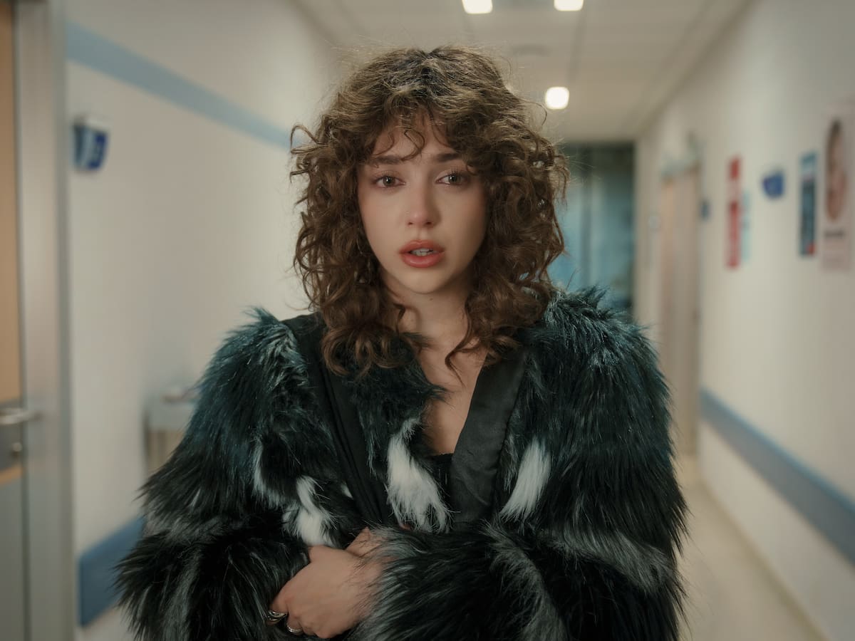 Ana Mena, morena y con rizos: el cambio radical de la cantante para 'Furia'