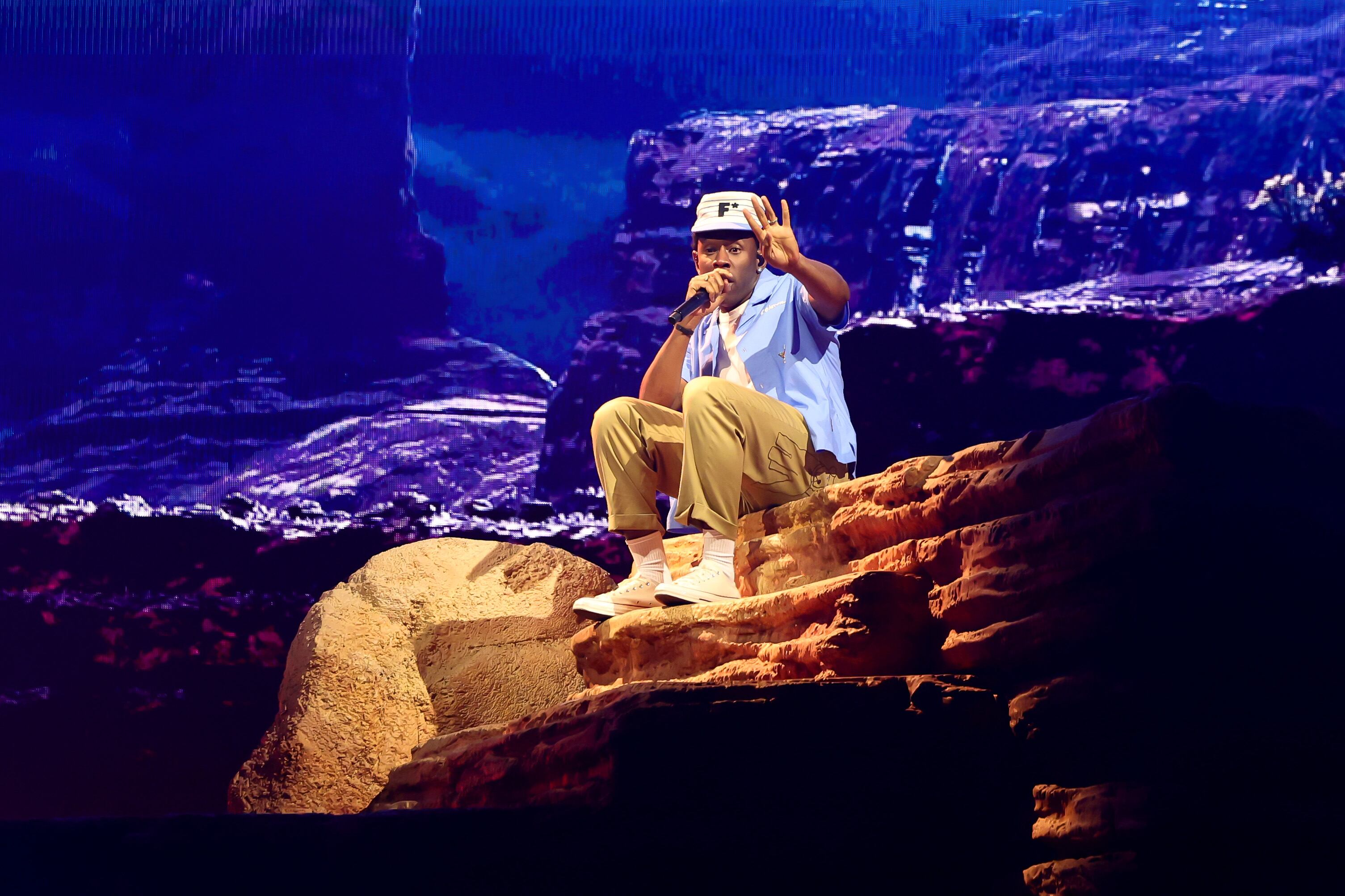 “Gracias por quedarse. Sé que todos están cansados después de estar aquí todo el día, así que gracias por quedarse para ver mi cansado trasero aquí”, decía Tyler, The Creator, cabeza de cartel del sábado. Ofreció un espectáculo lleno de pirotecnia,  grandes visuales e invitados sorpresa como Childish Gambino, Kali Uchis o A$ap Rocky (con Rihanna entre el público).