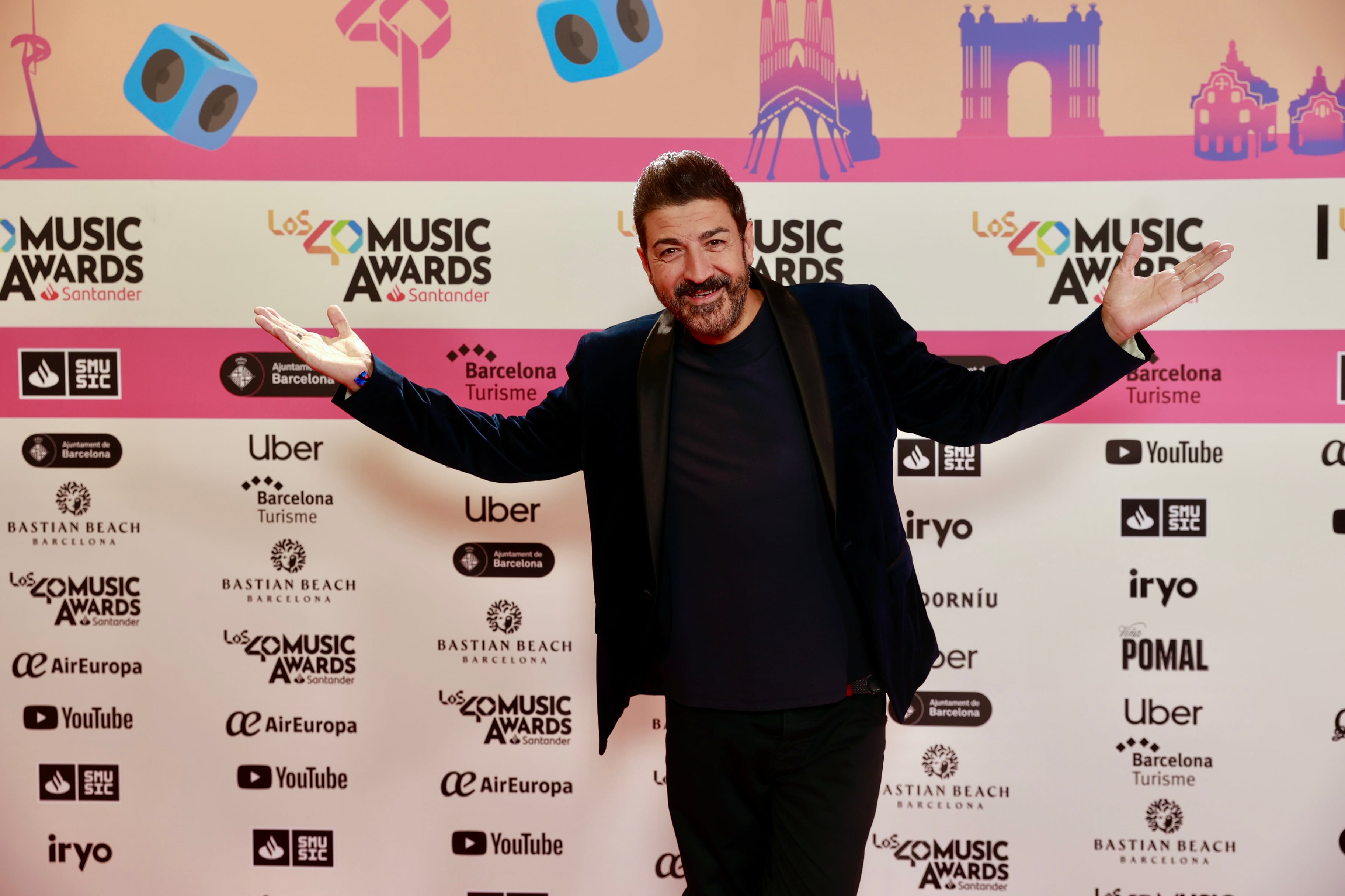 Tony Aguilar, el presentador de Del 40 al 1, es otro de los que ha apostado todo al negro. Un clásico. Eso sí, le queda de maravilla.