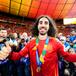 Cucurella cumple su promesa tras ganar la Eurocopa 2024 y se tiñe el pelo de rojo