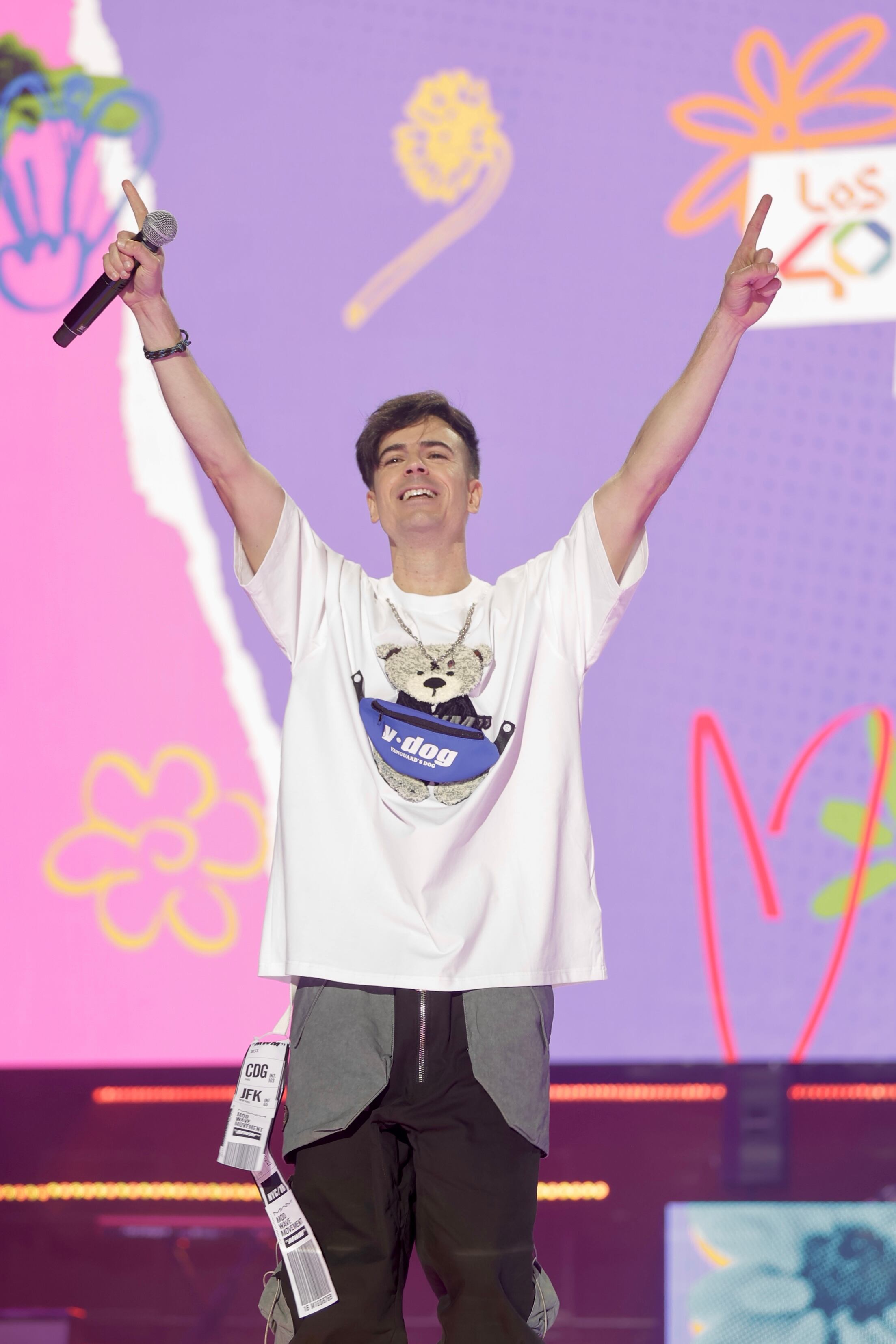 Si hay que bailar se baila, si hay que poner en un compromiso a los artistas, se hace. Y si hay que disfrutar, él es el que más. Karin Herrero ha llevado la fiesta al escenario.