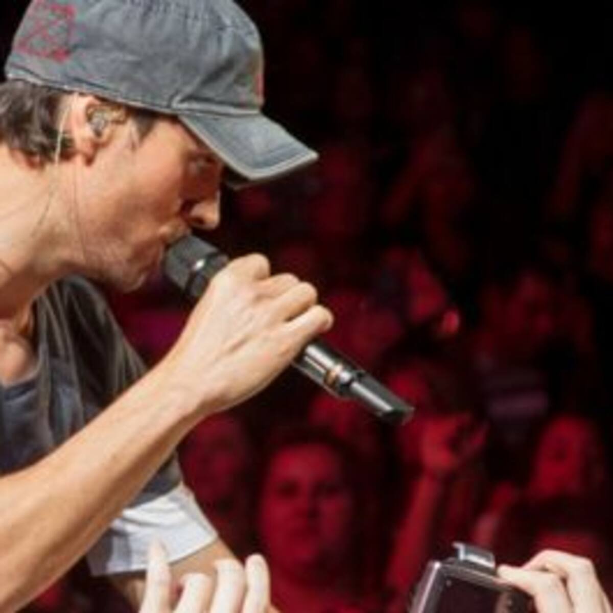 ¿Enrique Iglesias a los besos con su corista?