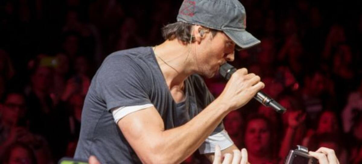 ¿Que hacían Enrique Iglesias y su corista?