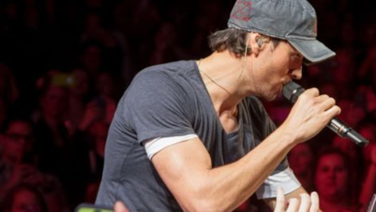 ¿Enrique Iglesias a los besos con su corista?